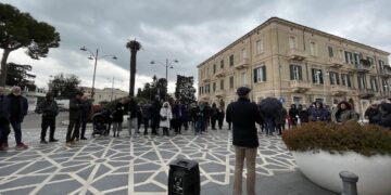 Riapertura corso Trento e Trieste, il fronte del No sfida la pioggia e scende in piazza
