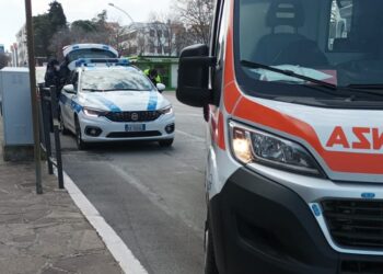 Investito mentre attraversa in carrozzina via Ciccarone, portato in ospedale. Non è grave