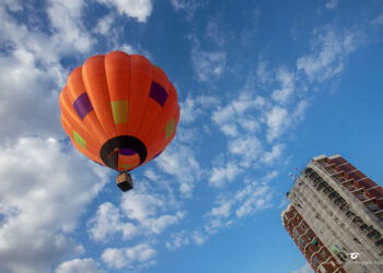 Una mongolfiera in volo su Vasto in segno di libertà e pace
