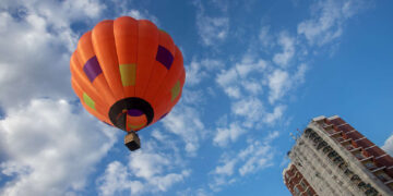 Una mongolfiera in volo su Vasto in segno di libertà e pace