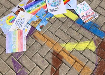 “Diamo una mano alla Pace”: le immagini del flashmob delle scuole italiane