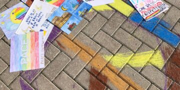 “Diamo una mano alla Pace”: le immagini del flashmob delle scuole italiane