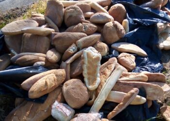 Pane abbandonato in strada, «un gesto vergognoso»