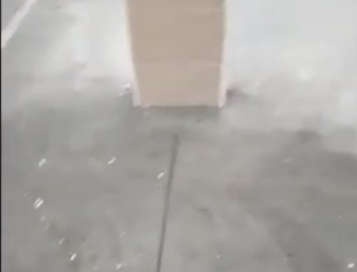 Infiltrazioni dal tetto: piove dentro il mercato coperto Santa Chiara