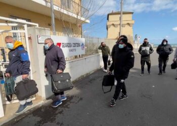 Caro gasolio, pescatori riconsegnano i documenti e restano a terra: «Così non si può più lavorare»