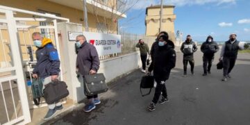 Caro gasolio, pescatori riconsegnano i documenti e restano a terra: «Così non si può più lavorare»