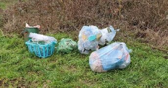 Lasciano documenti nella spazzatura abbandonata, identificati e sanzionati