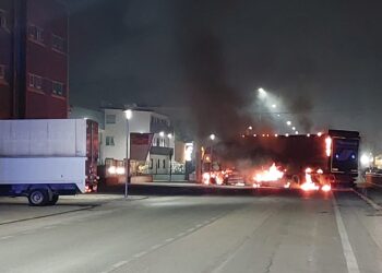Sparatoria e camion incendiato: assalto all’Ivri, caveau sventrato con la ruspa