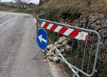 «Tre mesi, ma nessuno rimuove pietre e segnali provvisori»