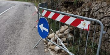 «Tre mesi, ma nessuno rimuove pietre e segnali provvisori»