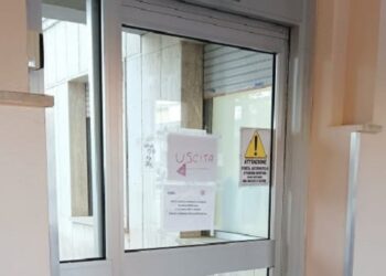 «Ospedale, l’uscita di sicurezza è chiusa da due settimane: riparare la porta automatica»