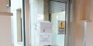 «Ospedale, l’uscita di sicurezza è chiusa da due settimane: riparare la porta automatica»