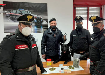 Spaccio di stupefacenti ed evasione, due arresti dei carabinieri