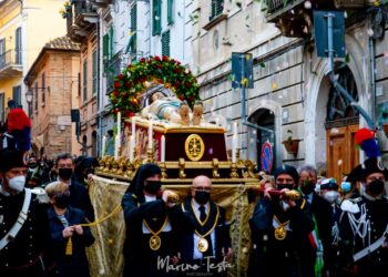 «La guerra è un sacrilegio», la statua del Cristo Morto torna a guardare il cielo di Lanciano