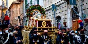 «La guerra è un sacrilegio», la statua del Cristo Morto torna a guardare il cielo di Lanciano