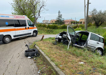 Scontro frontale tra due auto in via del Porto, vigili del fuoco estraggono donna dalle lamiere