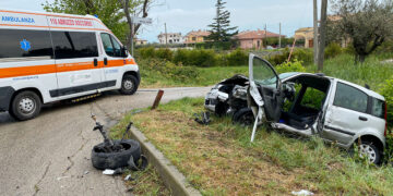 Scontro frontale tra due auto in via del Porto, vigili del fuoco estraggono donna dalle lamiere