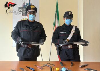 Detenzione di armi abusive e di sostanze stupefacenti: denunciato un 46enne