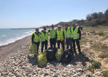 A Casalbordino i volontari puliscono la spiaggia