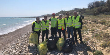 A Casalbordino i volontari puliscono la spiaggia