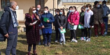 Scuola Peluzzo, con l’albero del giudice Falcone prende il via il “Grande bosco diffuso”
