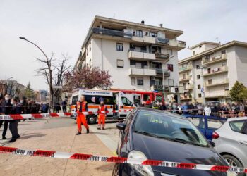 Automobilista perde il controllo dell’auto e investe passante in via Giulio Cesare, muore una 64enne