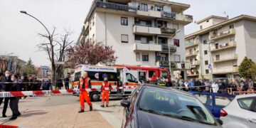 Automobilista perde il controllo dell’auto e investe passante in via Giulio Cesare, muore una 64enne