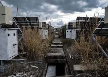 Nella centrale fotovoltaica devastata dai ladri: qui l’energia rinnovabile è solo un ricordo