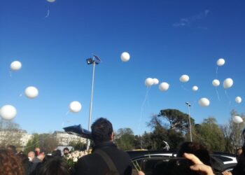 Palloncini bianchi per salutare la maestra Maria: «Ci resterà il suo dolce sorriso»