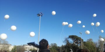 Palloncini bianchi per salutare la maestra Maria: «Ci resterà il suo dolce sorriso»