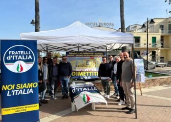 FdI in piazza per mostrare il progetto di variante alla SS16: «No alle sinistre mistificazioni»