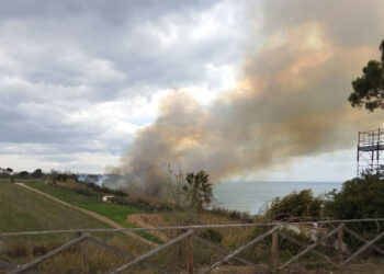 Ortona, mezzo per la pulizia del costone urta ordigno che esplode e innesca incendio