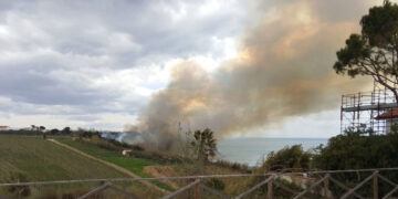 Ortona, mezzo per la pulizia del costone urta ordigno che esplode e innesca incendio