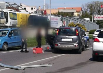 Urta motocarro e nella corsa fa un frontale con una volante della Polizia