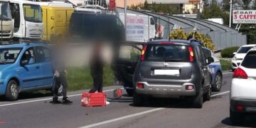 Urta motocarro e nella corsa fa un frontale con una volante della Polizia