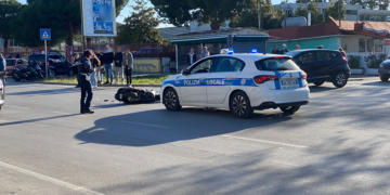 Scontro auto-moto in via Conti Ricci, diciottenne ferito trasportato in ospedale