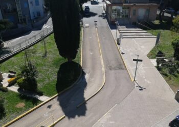 Dalla sua camera d’ospedale vede un anziano perdere il portafogli, bimbo chiama le forze dell’ordine