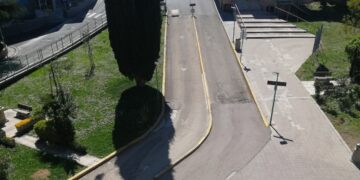 Dalla sua camera d’ospedale vede un anziano perdere il portafogli, bimbo chiama le forze dell’ordine