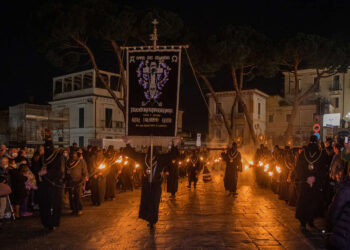 La fiaccolata degli Incappucciati porta in piazza una richiesta di pace