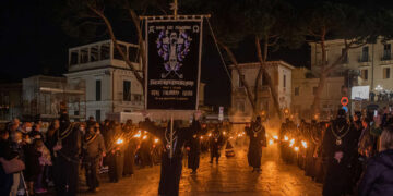 La fiaccolata degli Incappucciati porta in piazza una richiesta di pace