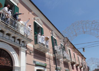 A Pollutri torna la festa di San Nicola con la sfilata delle some e il lancio dei taralli