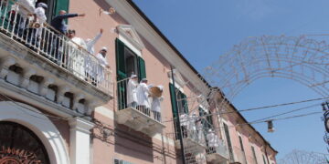 A Pollutri torna la festa di San Nicola con la sfilata delle some e il lancio dei taralli