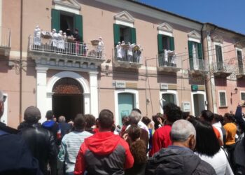 Ore 13, si aprono le finestre di Palazzo del Re: dopo due anni torna il lancio dei taralli