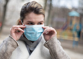 Mascherine restano obbligatorie solo in mezzi pubblici, locali di spettacolo e strutture sanitarie