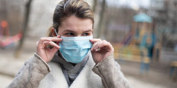 Mascherine restano obbligatorie solo in mezzi pubblici, locali di spettacolo e strutture sanitarie