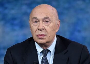 Paolo Mieli in un incontro al teatro Fenaroli