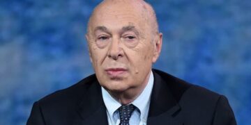 Paolo Mieli in un incontro al teatro Fenaroli