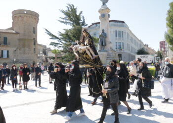 Sabato Santo, la statua della Pietà torna in processione per le vie di Vasto