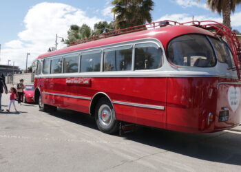 I veicoli d’epoca conquistano il lungomare nel tradizionale raduno del 25 aprile