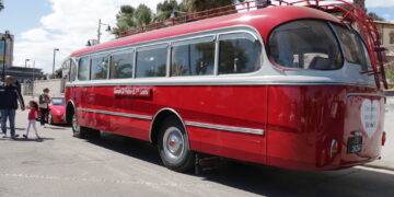 I veicoli d’epoca conquistano il lungomare nel tradizionale raduno del 25 aprile